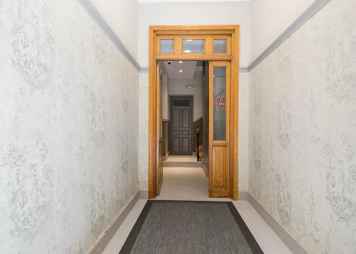Feelathome Madrid Suites Apartments